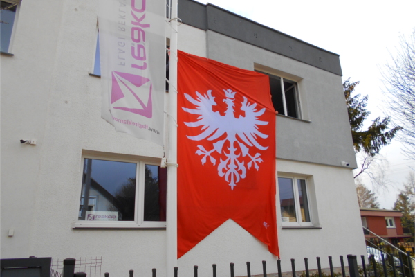 Duża flaga na budynku