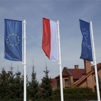 flaga europy i polski na maszcie