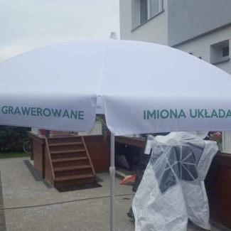 biały parasol z nadrukiem